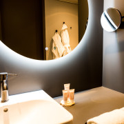 Spiegel, Waschbecken und Bademäntel im Badezimmer des Wellness-Hotels Thermae 2000.