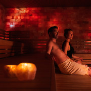 Pärchen genießt in der Suola-Sauna